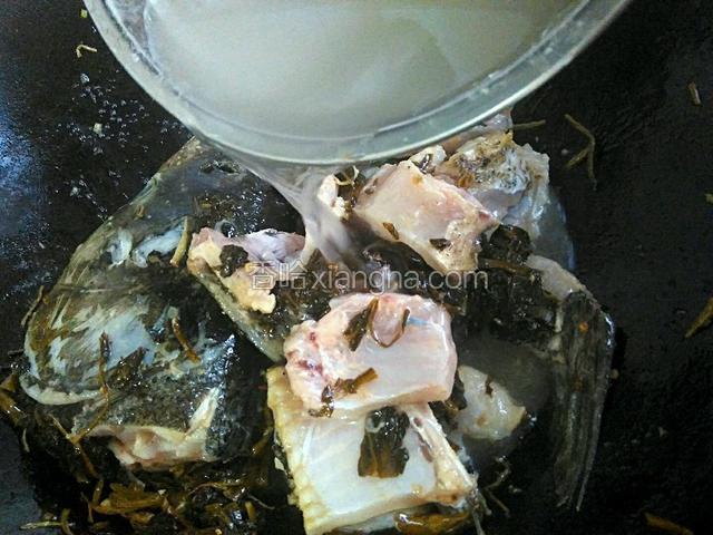 加入适量的热水，水量完全盖过锅中的鱼骨。