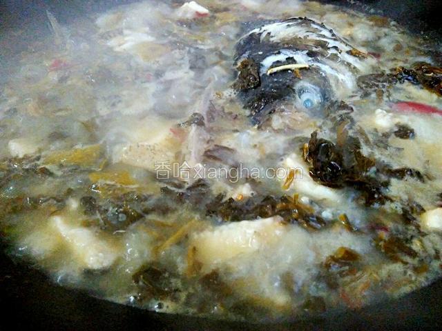 开大火煮。煮至锅中水沸腾大开，转中火。