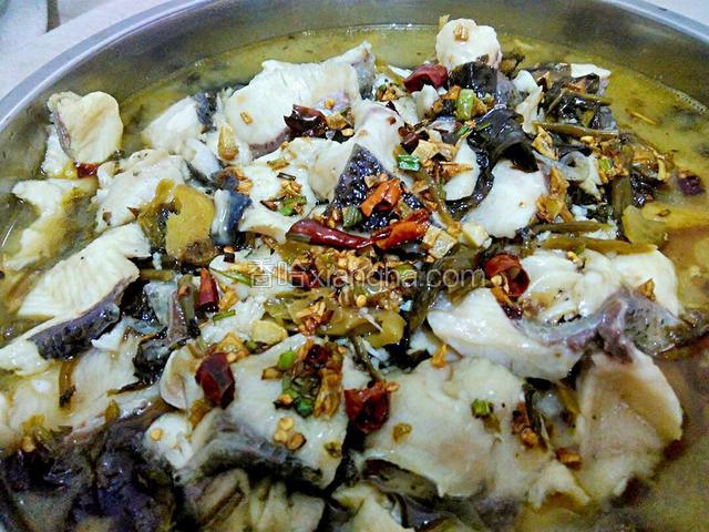 小火烧至油热，辣椒变得红中微黄且油亮干酥即可。将热油浇至酸菜鱼上。