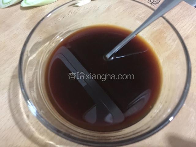 取一个碗调入，黄豆酱、耗油、生抽、料酒和白糖调匀。