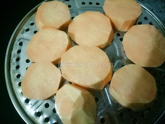 红薯洗净去皮，切片