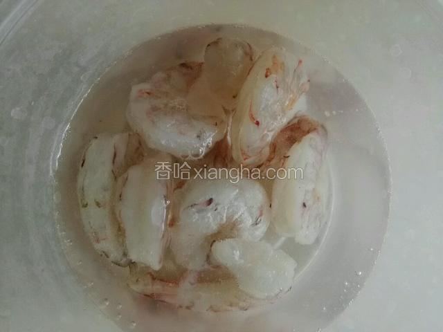 首先，大虾清除沙线，洗净控干。