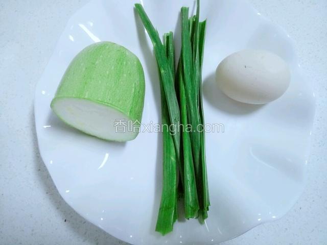 除面粉外的食材处理好。西葫芦一段，最好选均匀点的段，蒜苗叶可以换成小葱，家里没有小葱了。