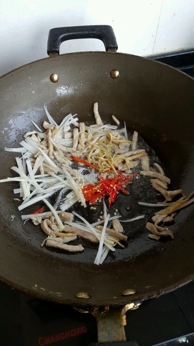 锅里放油炒配料