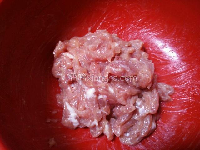 将里脊肉切成丝，加入适量盐，料酒白胡椒粉，淀粉，抓匀，再加入少许菜籽油抓匀，锁住水分，腌制十分钟左右。