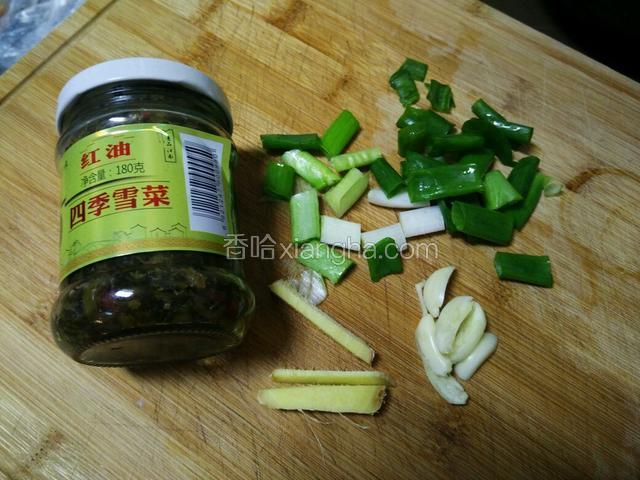 利用腌肉的时间，将葱切小段，生姜切丝，蒜头切片。我这罐雪菜是辣味的，如果用原味雪菜，可另加干红辣椒。