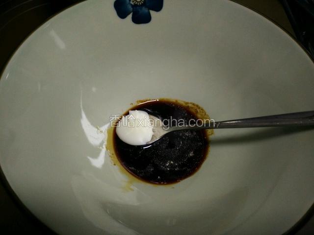 取一面碗，加入适量盐，生抽，白胡椒粉和一小勺猪油，(如果有骨头汤就更好了，可以省去猪油)