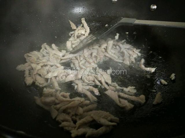 炒锅中加入适量菜籽油，油热后，迅速爆炒肉丝，肉丝变白断生后立刻盛出来。