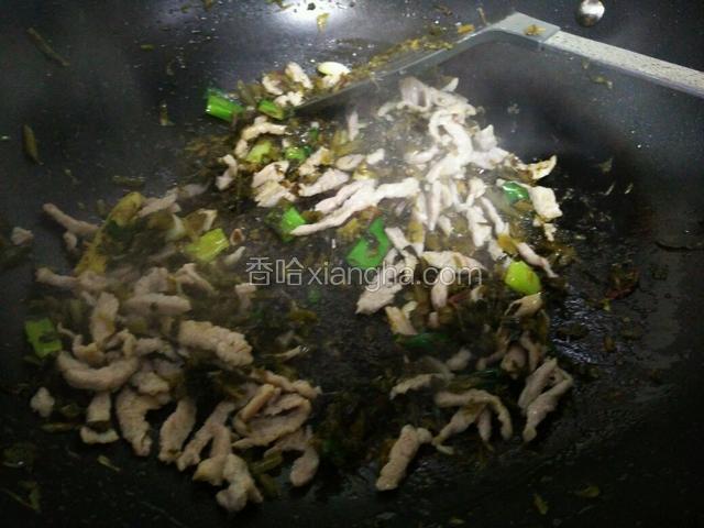 倒入肉丝。