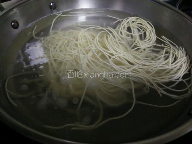 烧一锅开水，水要多一些，水开后放入面条，滑散。