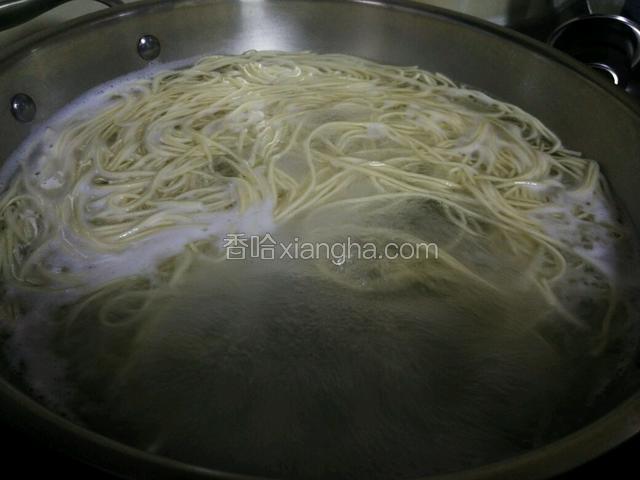 煮开后再煮半分钟，时间根据面条易熟程度自行掌握。