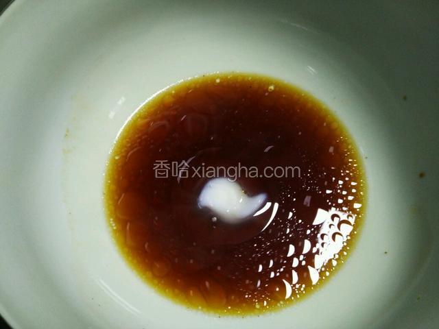 先盛1勺煮面条的开水，将面碗中的底料化开。