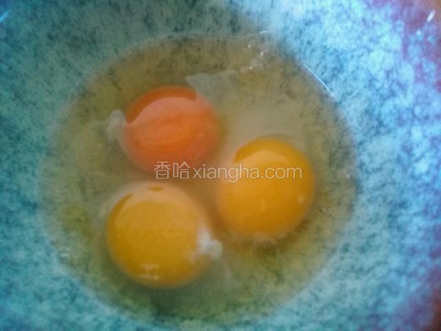 鸡蛋打入碗里