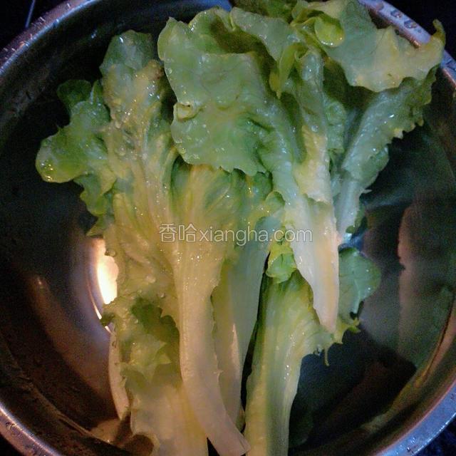 生菜清洗干净，最好淡盐水浸泡一会儿