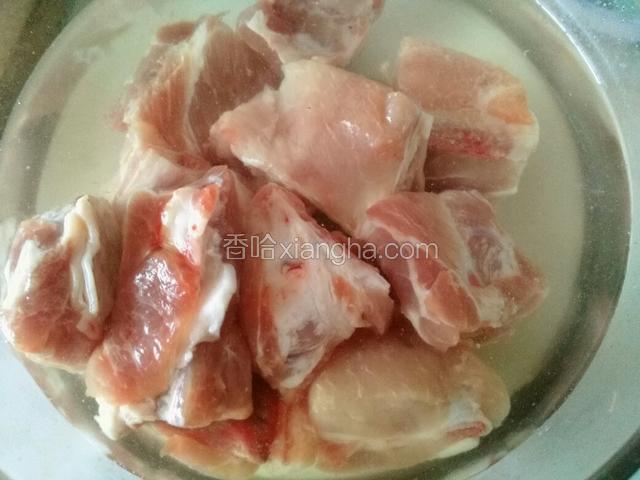 排骨用清水泡一个小时左右，把血水泡出来