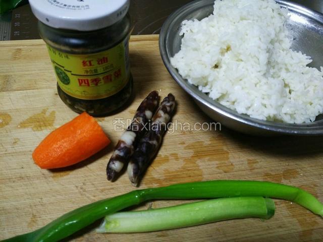 准备好所有食材，香肠是自己灌的，甜味的，比较短，用了两节，喜欢可以多放一些。