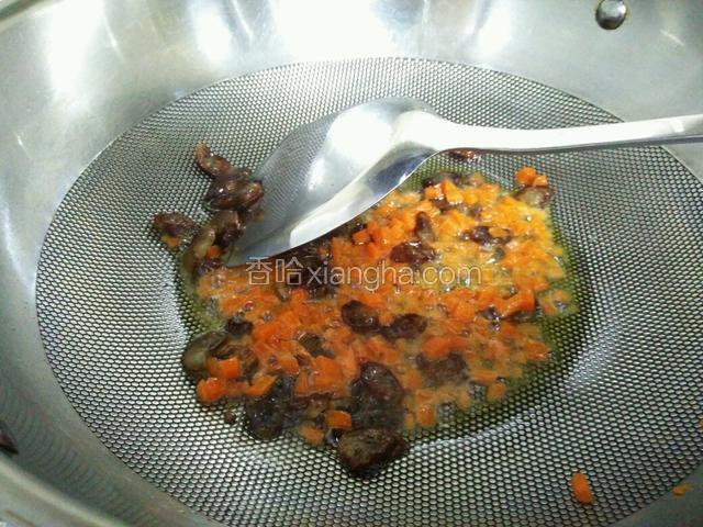 香肠白色部分变透明时，放入胡萝卜丁煸炒一会儿。