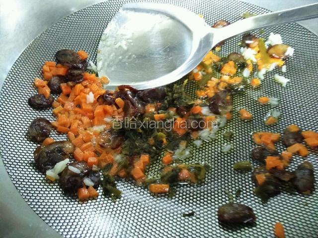 加入一勺红油雪菜，翻炒均匀。