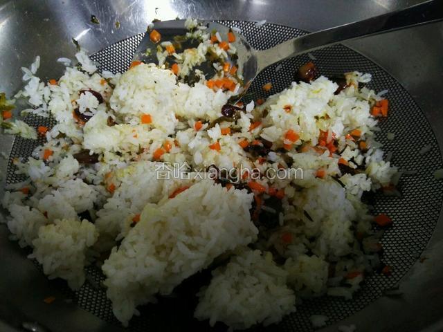 倒入米饭，将米饭炒散。