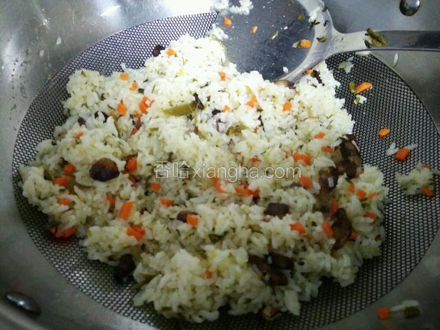 有块状米饭的，可以用锅铲压米饭，直到米饭全部散开。