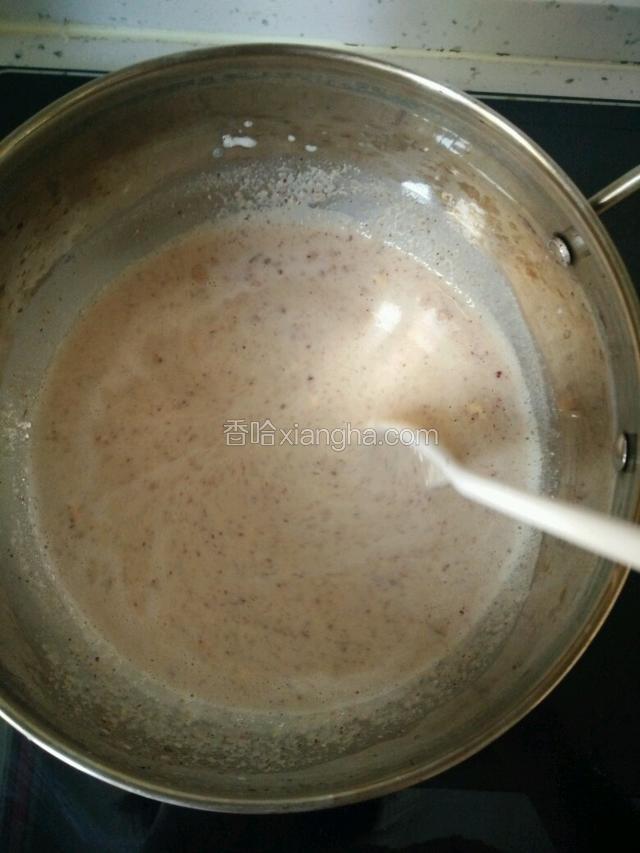 打好后倒入奶锅里，倒入另一半的牛奶搅拌均匀，开小火熬开，就可以出锅了！