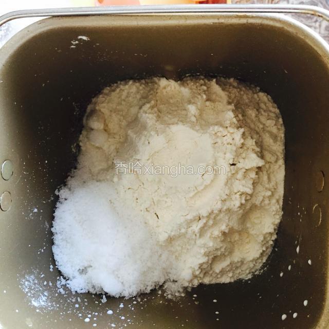在一角放入白糖。