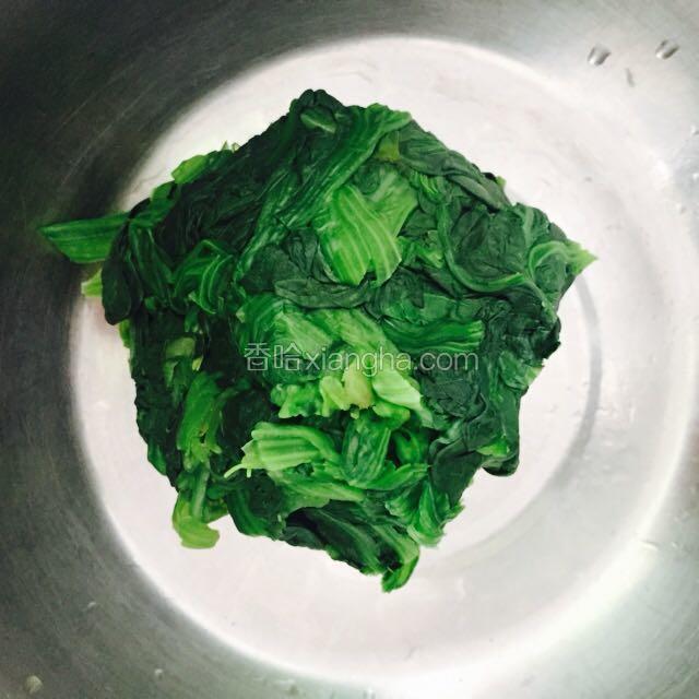 把菠菜洗净，切段，过水焯熟。
