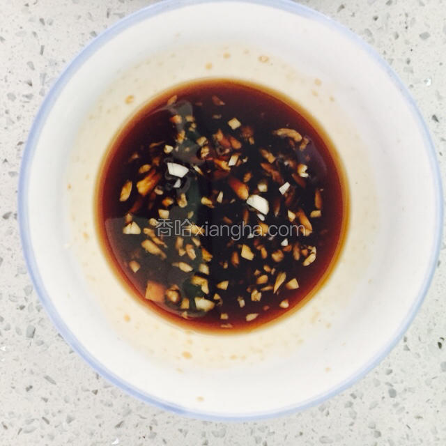 大蒜拍末，同除辣椒油，芝麻以外的全部辅料倒入碗中。搅拌均匀。