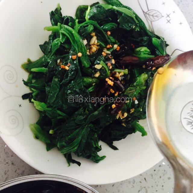 倒入菠菜里，加一勺辣椒油，拌匀。