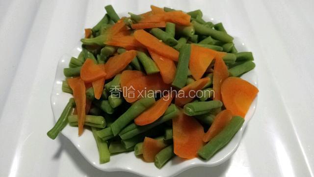 捞出，控干水份，放入盘中。