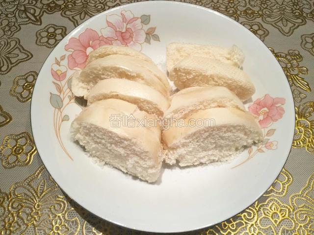 将馒头切成大约1cm厚的大片；