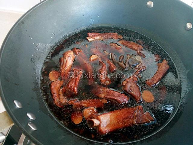 高压锅提示煮好后，把高压锅中所有食材倒入汤锅中继续煮。