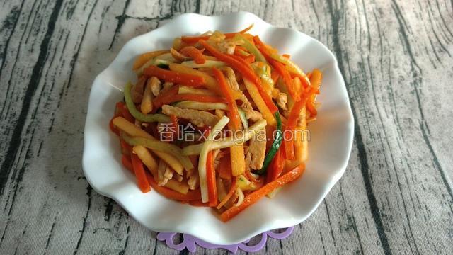 将菜盛入盘中。