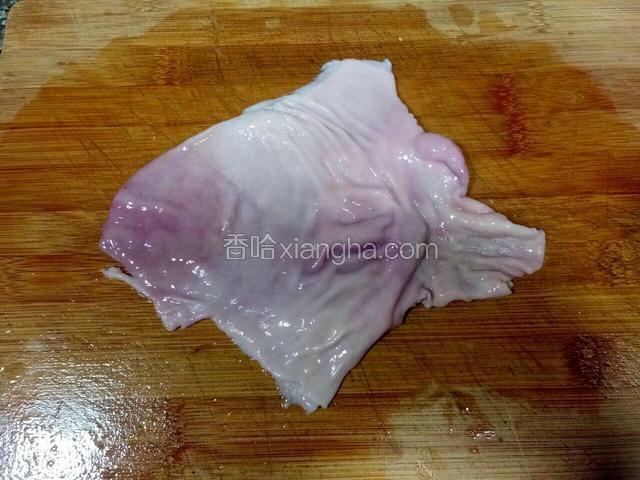 将腊头剖开。