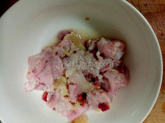 下面码味：将泡椒泡姜，生姜片，料酒，白糖，水淀粉放入切好的肚头里和匀码味。