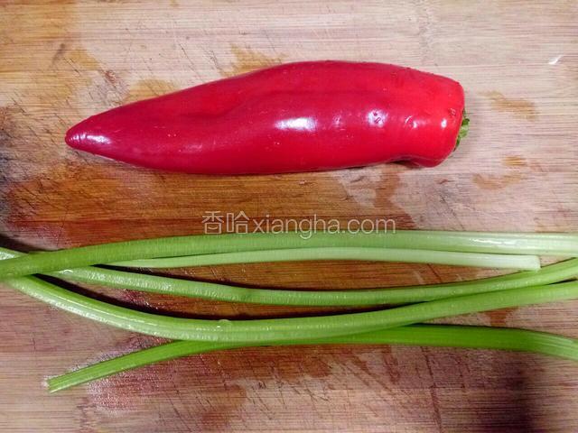 然后准备食材：大红椒和西芹茎。