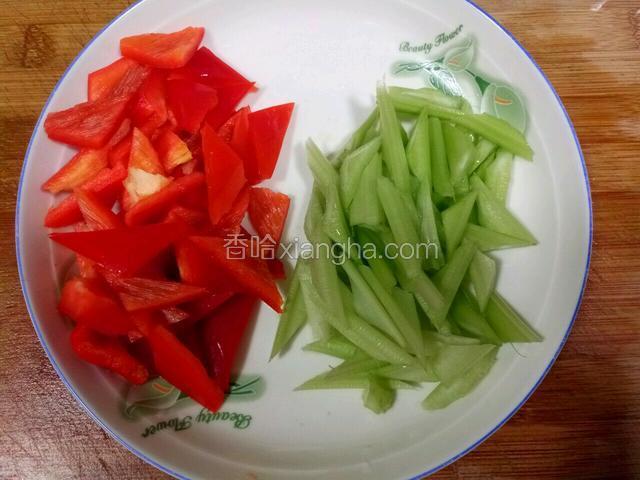 均切成菱形。