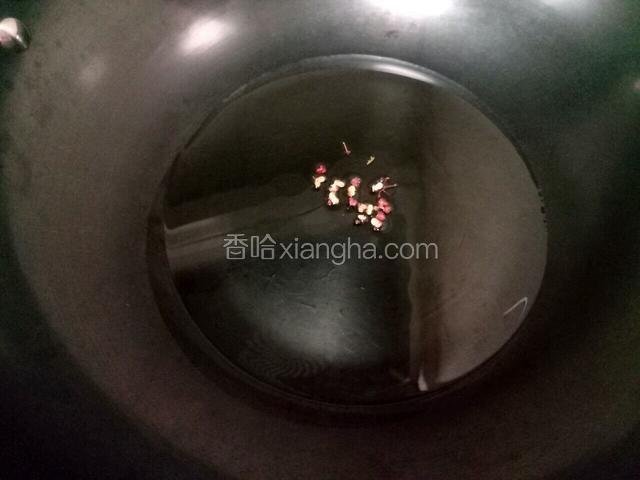 下面开始炒：锅里放油，然后下花椒炸香。