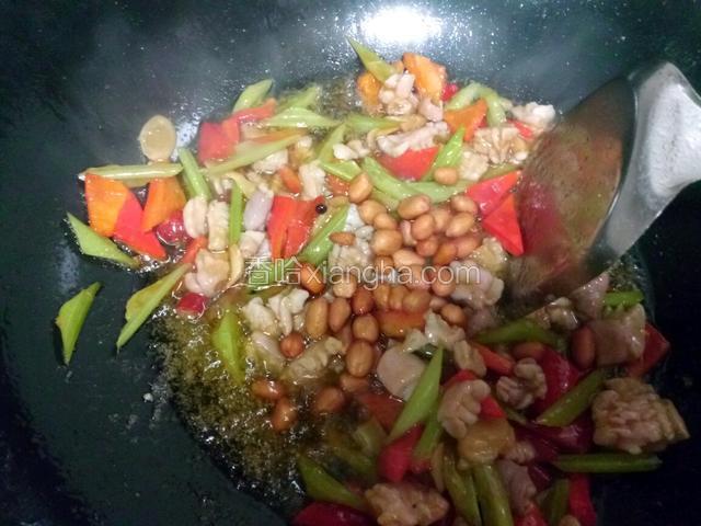 最后放入炸好的花生米，加入鸡精翻匀即可。