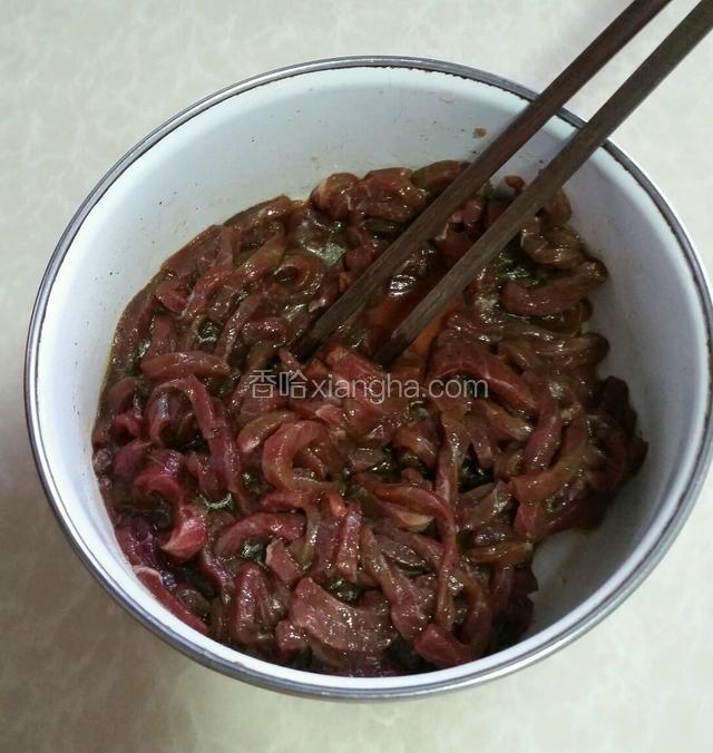  
牛里脊切同筷子粗细的丝，加料酒、酱油、豆油、干淀粉、少许盐抓匀腌制十五分钟。