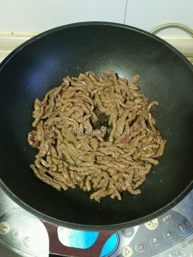  
起炒锅，热锅凉油大火爆炒牛肉丝。