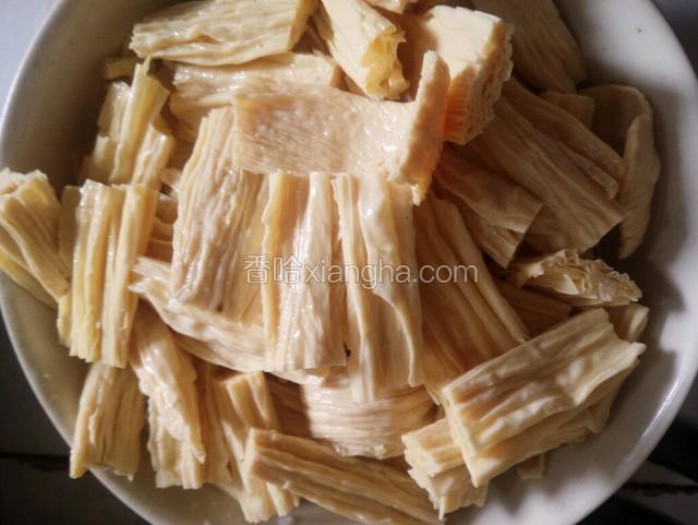腐竹发好切段