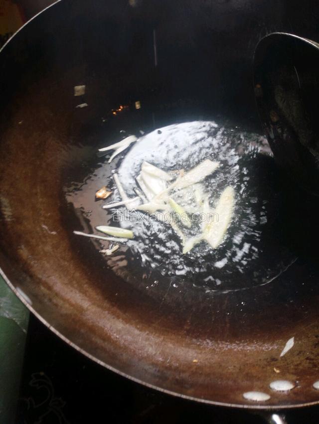 炒锅加油烧热后放葱丝炒香