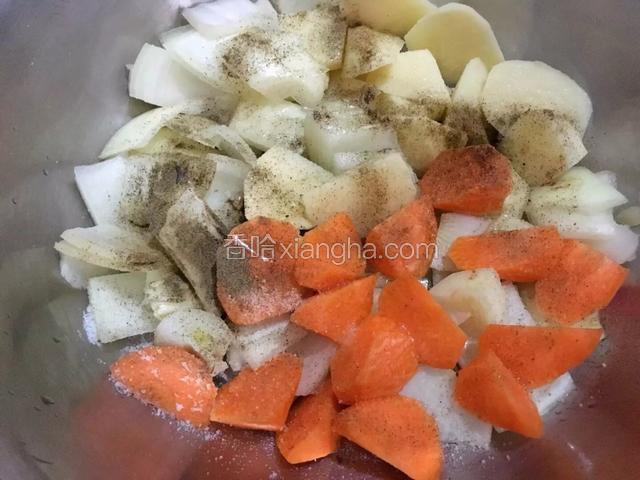 土豆，胡萝卜去皮洗净切小块，洋葱切块备用
加入盐，食用油，胡椒粉搅拌均匀