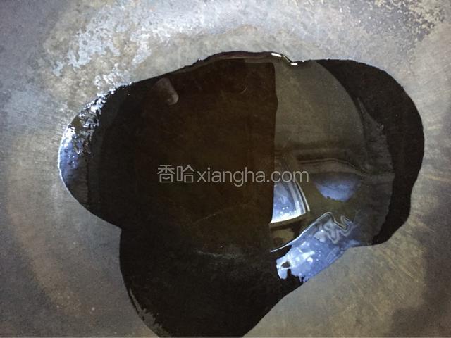 锅洗净烧干，倒入适量的食用油，咸菜比较吸油，要稍微多一点油