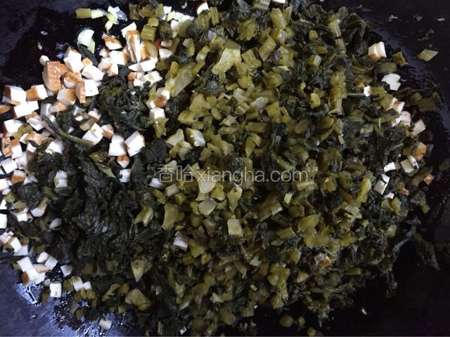将咸菜和香干一起倒入锅中，中小火翻炒