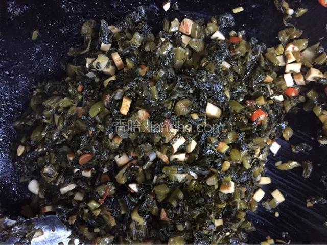 继续翻炒均匀，直至咸菜中的水分炒的差不多了即可