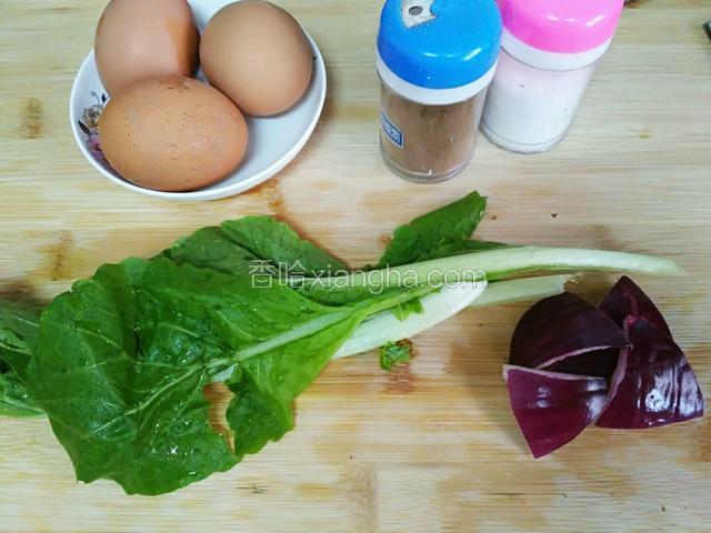 准备材料
鸡蛋打成蛋液
小白菜切小段
圆葱切花块
