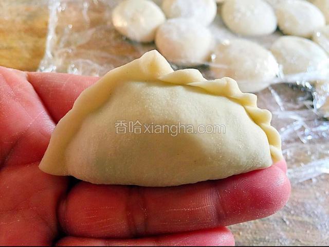 从右角开始，右手食指从外往里带过饺子边缘，大拇指顺势按下饺子边缘时食指和大拇指用力一捏，向左方向反复操作至捏完。