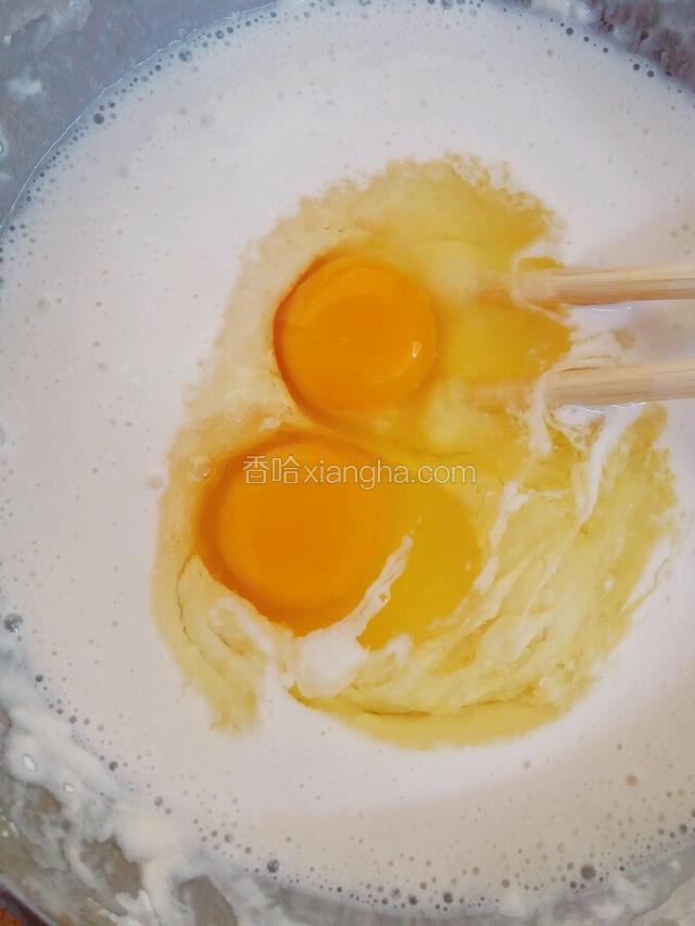 打入两个鸡蛋搅匀